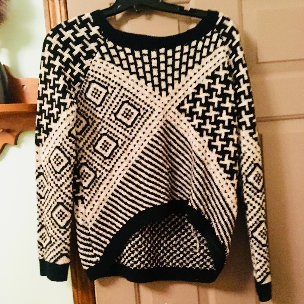 Mi Ami Black and White Patterned Sweater. - Picture 8 of 11